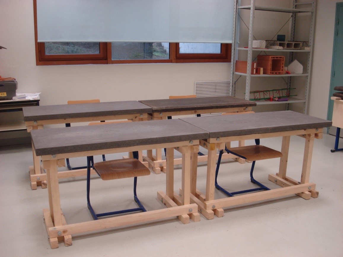 Réalisation de tables bois/béton pendant les PPCP